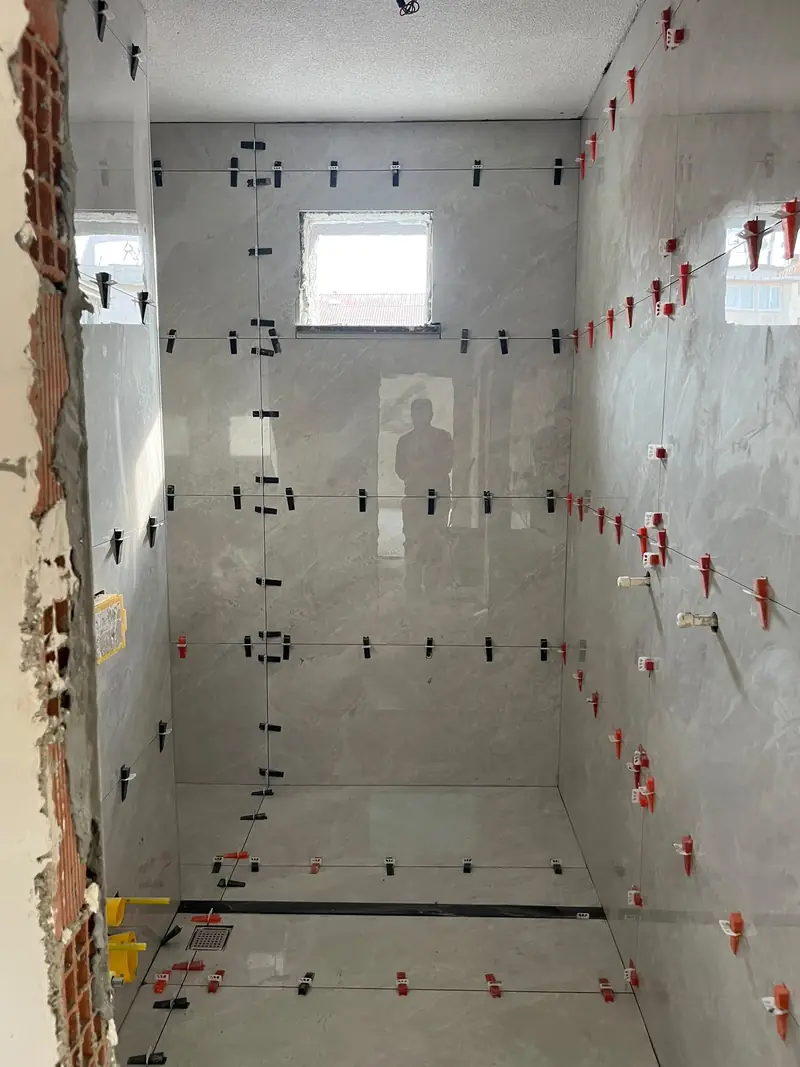Banyo duvarında tesviye klips sistemiyle derz hizalaması